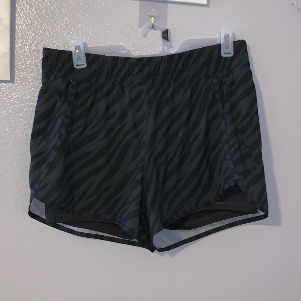 Avia black zebra print athletic gym shorts with pockets